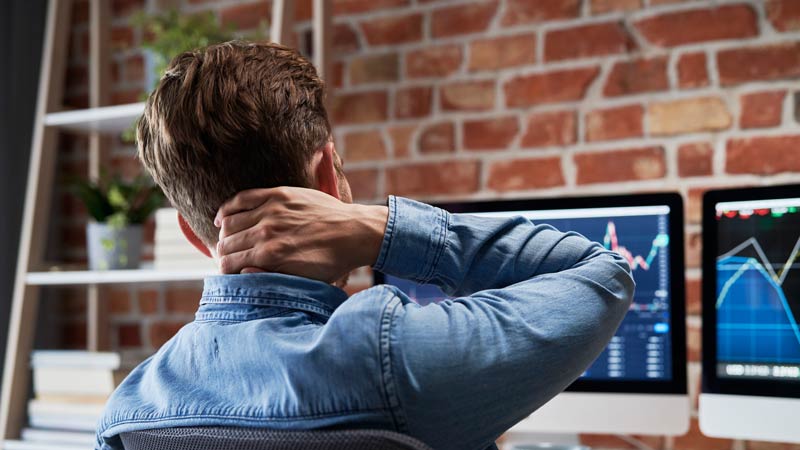 working man has pain of neck